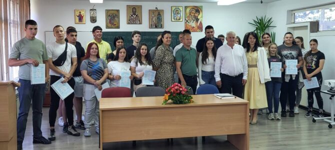 ДИПЛОМЕ И КЊИГЕ ЗА КРАЈ: Награђени матуранти за одличан успех