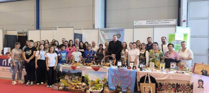 Државни секретар у министарству просвете посетио штанд наше школе на сајму у Крагујевцу Државни секретар у министарству просвете посетио штанд наше школе на сајму у Крагујевцу